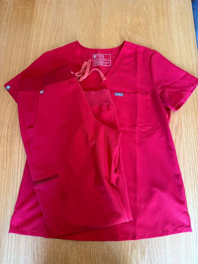 Figs Women's Pop Red Scrub Set